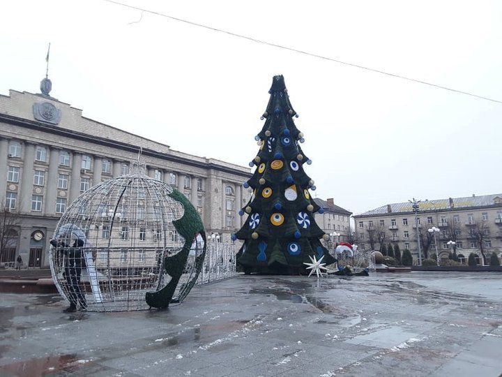 Черкасскую елку украсили амулетами от сглаза, и это просто рвань - фото 500504