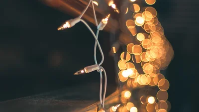 Создаем уют своими руками: идеи декора дома рождественскими фонариками