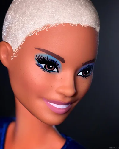 Визажист Бейонсе предложил разные варианты макияжа для Барби, которые можно повторить дома - фото 500606
