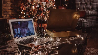 Просто и атмосферно: лучшие идеи, как украсить дом гирляндами