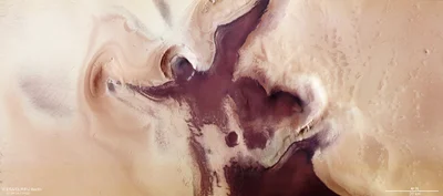 К праздникам: на поверхности Марса нашли кратер, похожий на ангела, держащего сердце - фото 500950