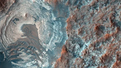 Якраз до свят: на поверхні Марса знайшли кратер, що схожий на янгола, який тримає серце