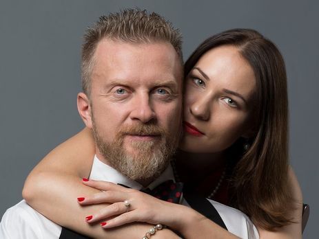 Скромные, роскошные, тайные: звездные пары, которые сыграли свадьбу в 2020 году - фото 501213