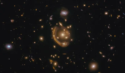 Телескоп Хаббл сфотографировал уникальное явление - галактику в виде расплавленного кольца - фото 501312