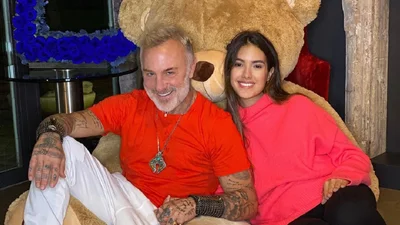 Танцюючий мільйонер вперше показав обличчя своєї донечки у святковій фотосесії