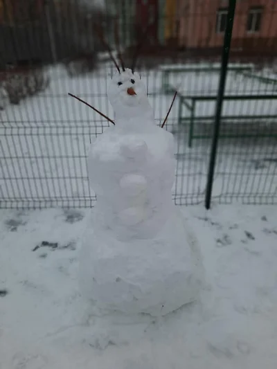 Разучились лепить: в сети появляются смешные фото киевских снеговиков - фото 501533