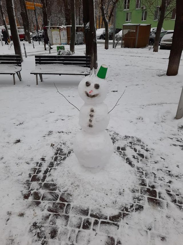 Розучилися ліпити: в мережі з'являються смішні фото київських сніговиків - фото 501536