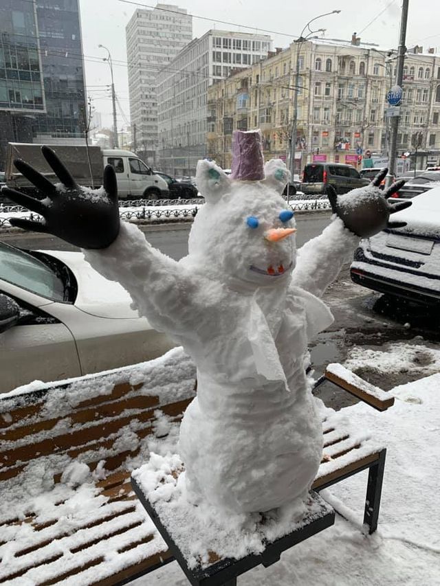 Розучилися ліпити: в мережі з'являються смішні фото київських сніговиків - фото 501537