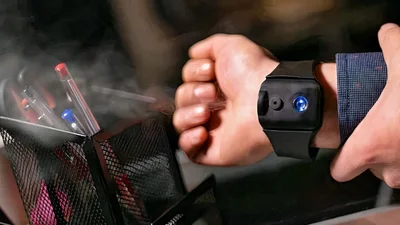 Розробили браслет, який розприскує антисептик, і це справжнє спасіння