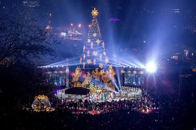Киевская елка попала в ТОП-10 самых красивых новогодних деревьев в Европе - фото 501621