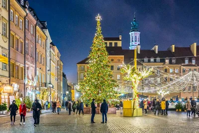 Киевская елка попала в ТОП-10 самых красивых новогодних деревьев в Европе - фото 501623