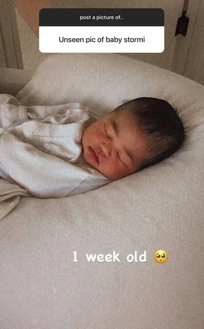 Кайлі Дженнер поділилася новим фото донечки, на якому їй всього 1 тиждень - фото 501726