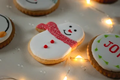 Простые и оригинальные идеи, как украсить рождественское печенье - фото 501755