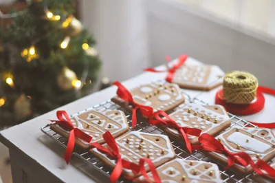 Простые и оригинальные идеи, как украсить рождественское печенье - фото 501761