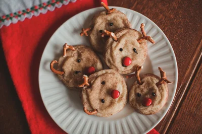 Прості та оригінальні ідеї, як прикрасити різдвяне печиво - фото 501762