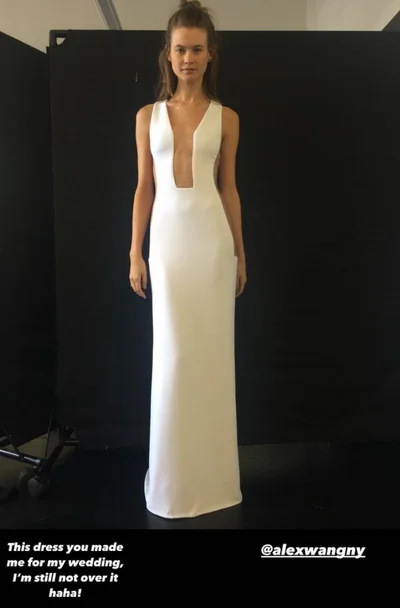 'Ангел' Victoria's Secret вперше показала, у якій сукні виходила заміж за соліста Maroon 5 - фото 501915