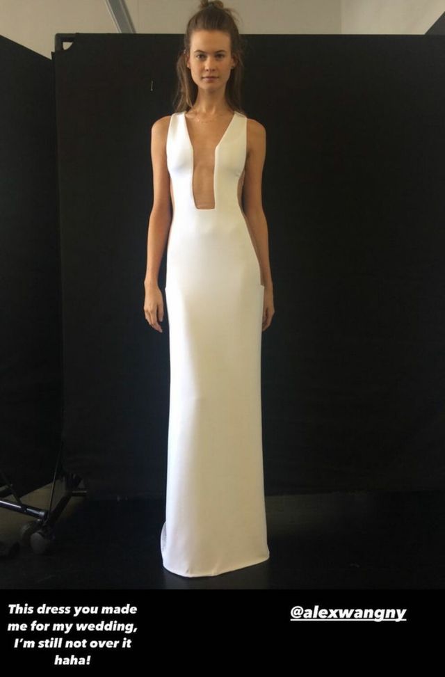 'Ангел' Victoria's Secret вперше показала, у якій сукні виходила заміж за соліста Maroon 5 - фото 501915
