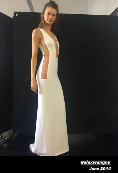 'Ангел' Victoria's Secret вперше показала, у якій сукні виходила заміж за соліста Maroon 5 - фото 501916