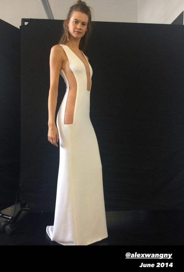 'Ангел' Victoria's Secret впервые показала, в каком платье выходила замуж за Адама Левина - фото 501916