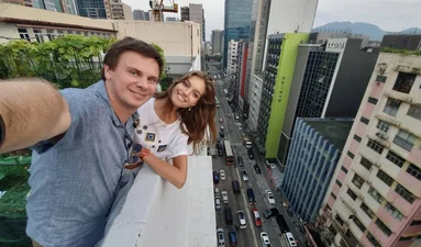 Дмитро Комаров показав романтичне фото з молодою дружиною