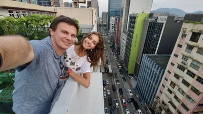 Дмитро Комаров показав романтичне фото з молодою дружиною