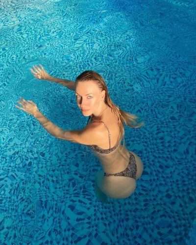 Зваблива Леся Нікітюк у трендовому купальнику похизувалася фігрою - фото 502406