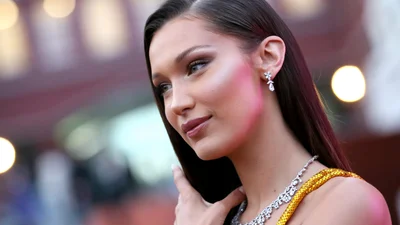 Белла Хадід зробила трендове в 2021 році фарбування волосся, і тепер вона ще яскравіша