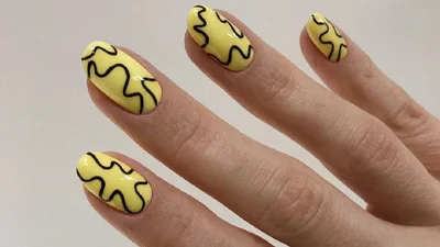 Тренд 2021 року: стильний сірий і жовтий манікюр