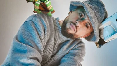 MONATIK прикрыл обнаженное тело жены цветком, и это стоит увидеть