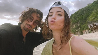 Полуголые Надя Дорофеева и Владимир Дантес искупались в водопаде