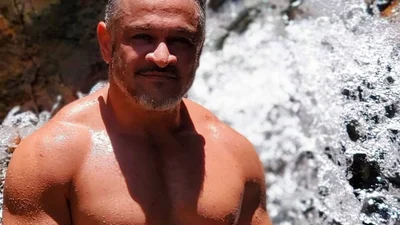 Ух, спека: оголений Ектор Хіменес-Браво шокував надвідвертим фото в ліжку