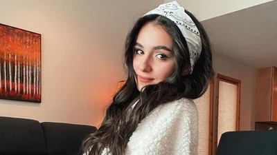 Анна Тринчер соблазнила сексуальными ножками в смелом мини