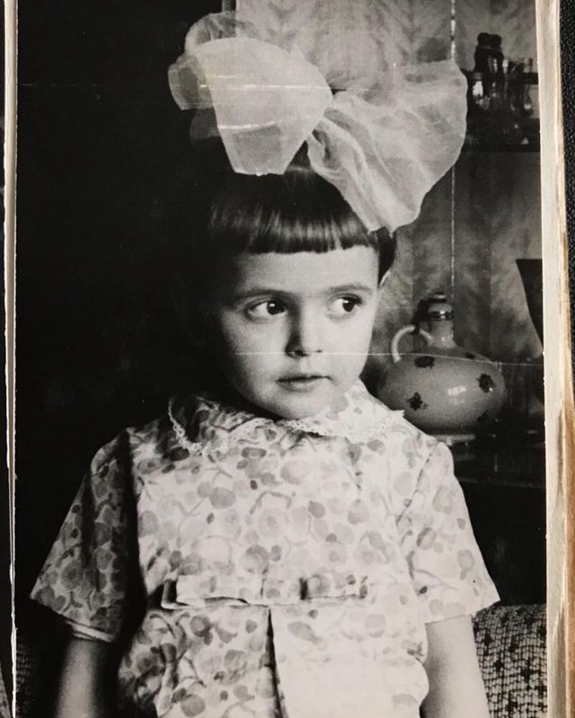 Сукня в горошок і бант: Ольга Сумська показала милі дитячі фото - фото 503303