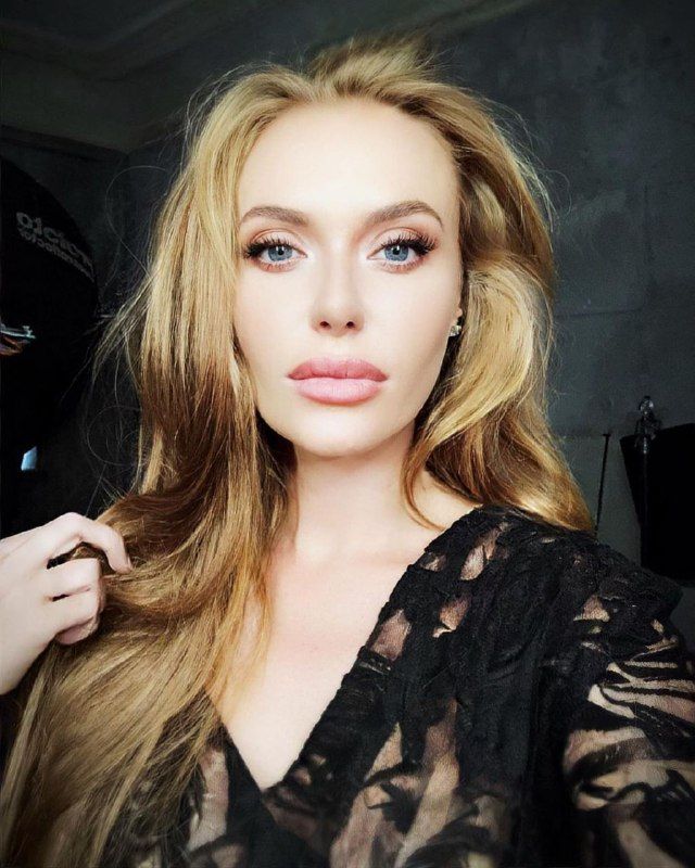 Слава Каминская запостила фото, на котором очень похожа на Анджелину Джоли - фото 503441