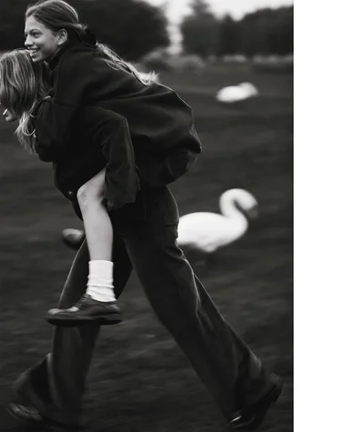 Віра Брежнєва зворушила ніжною фотосесією з дорослими доньками - фото 503457