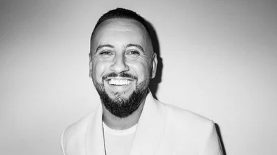 MONATIK показал редкое и такое романтическое фото с женой