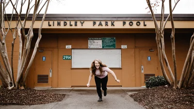 У будинок дівчини пробралася дика істота, і її реакція на це доведе тебе до істерики