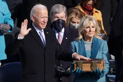 Первый выход первой леди: образ Джилл Байден на инаугурации президента США - фото 503858