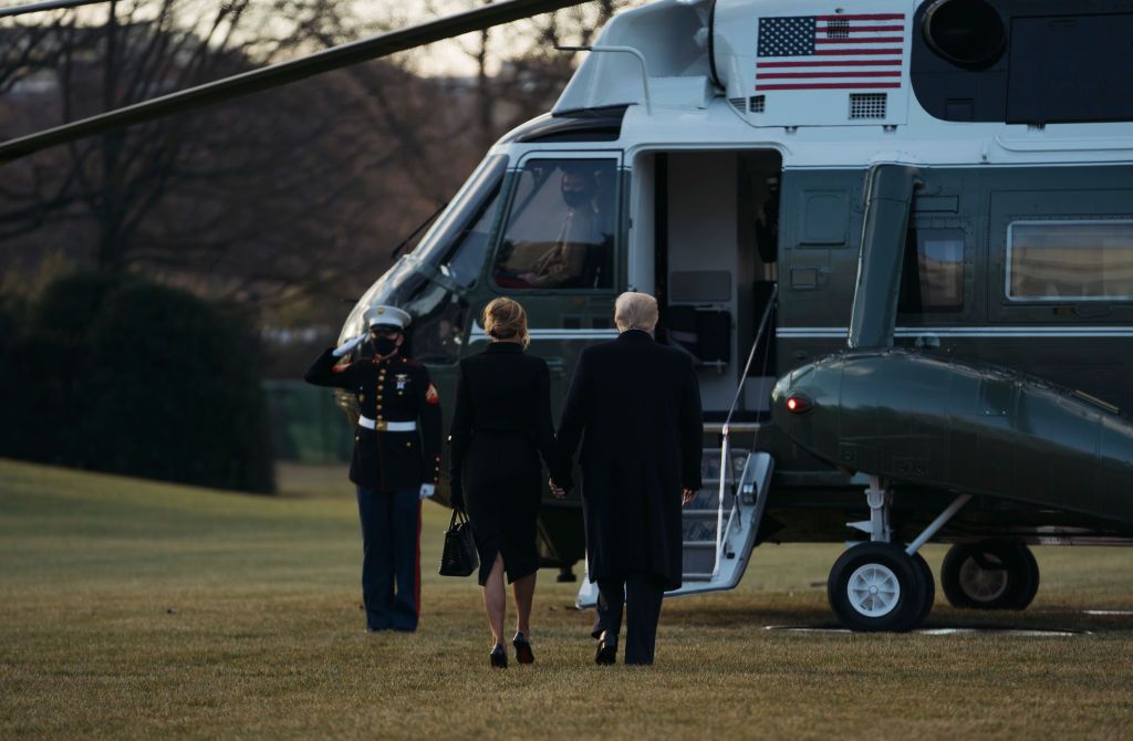 Люди в черном: Мелания и Дональд Трамп покинули Белый дом и прибыли во Флориду - фото 503866