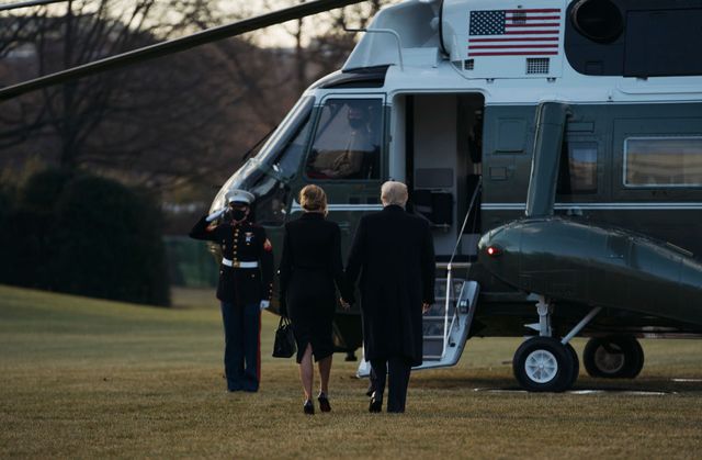 Дональд і Меланія Трамп покидають Білий дім  - фото 503866