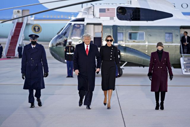 Дональд і Меланія Трамп покидають Білий дім - фото 503867