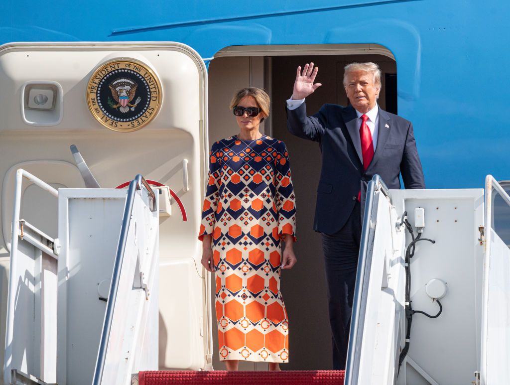 Люди в черном: Мелания и Дональд Трамп покинули Белый дом и прибыли во Флориду - фото 503868