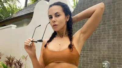 Настя Каменских сфотографировалась в майке без бюстгальтера, и это очень горячо