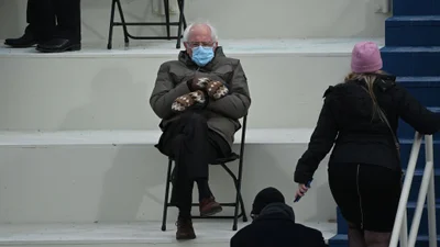 Американський політик прийшов на інавгурацію Байдена у в’язаних рукавицях і став мемом