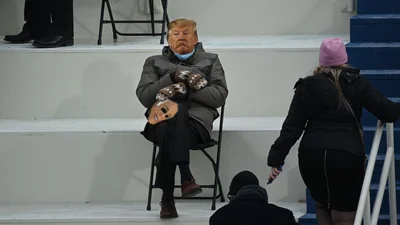 Американский политик пришел на инаугурацию Байдена в вязаных варежках и стал мемом - фото 503937