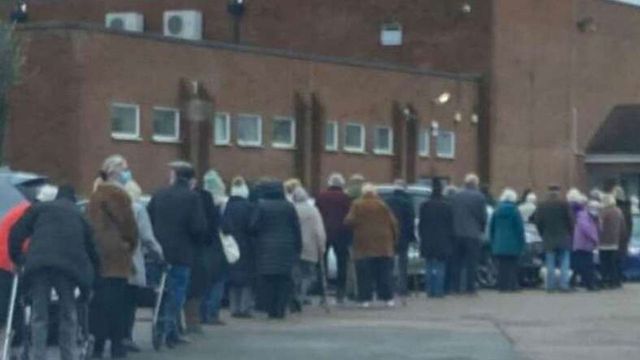 Різниця непомітна: британська поліція сплутала вакцинацію пенсіонерів з вечіркою - фото 504394