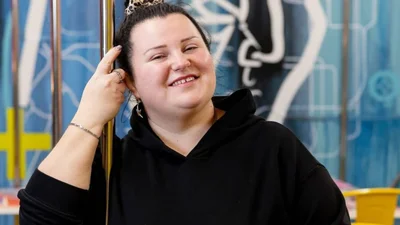 Реперка alyona alyona впервые показала свою татуировку между грудью