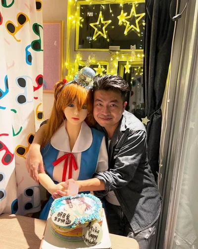 Японець 2 роки зустрічається з ідеальною дівчиною, а все тому, що вона – лялька - фото 504473