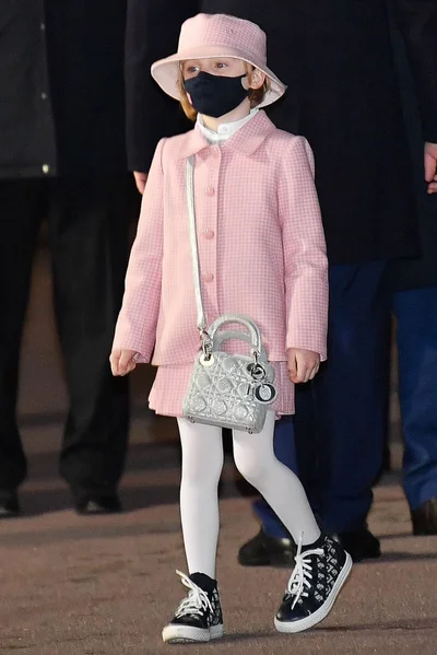 Вся в Dior: усі обговорюють стильний і дорогий лук 6-річної принцеси Монако - фото 504498