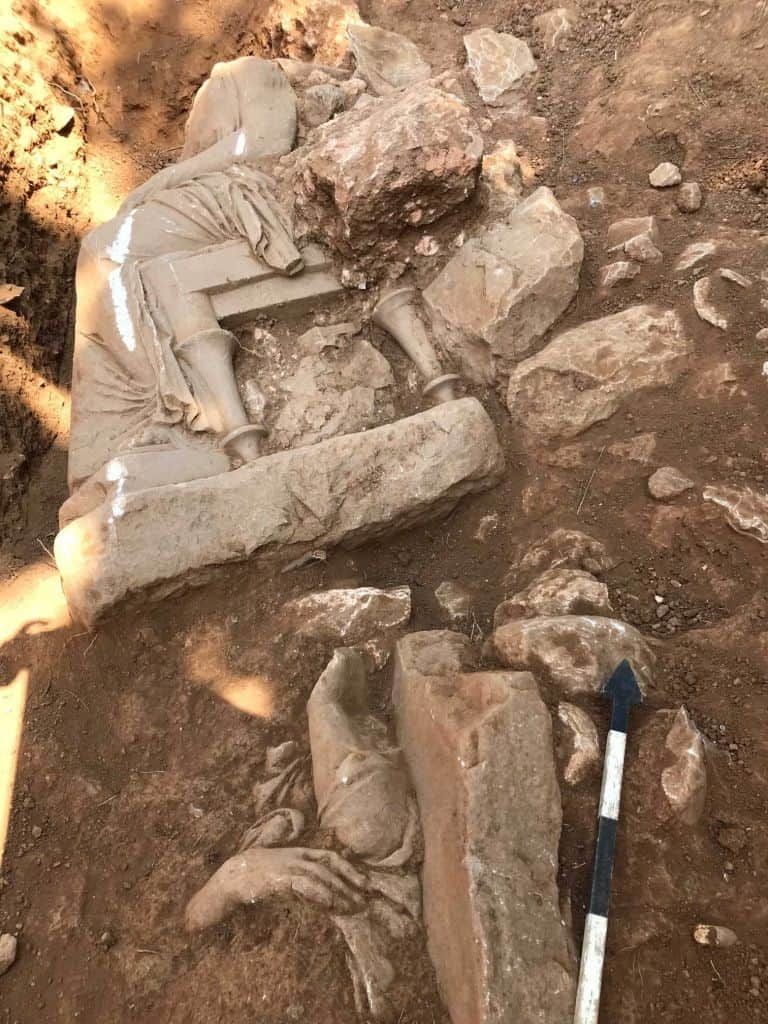 Дяка випадковості: у Греції поблизу аеропорту знайшли старовинні статуї жінок - 504572 Дяка випадковості: у Греції поблизу аеропорту знайшли старовинні статуї жінок - фото 504572